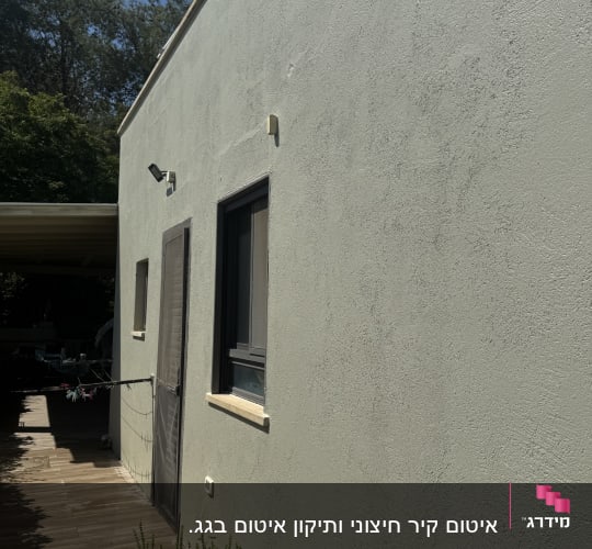 קיר חיצוני של בית עם חלון ודלת